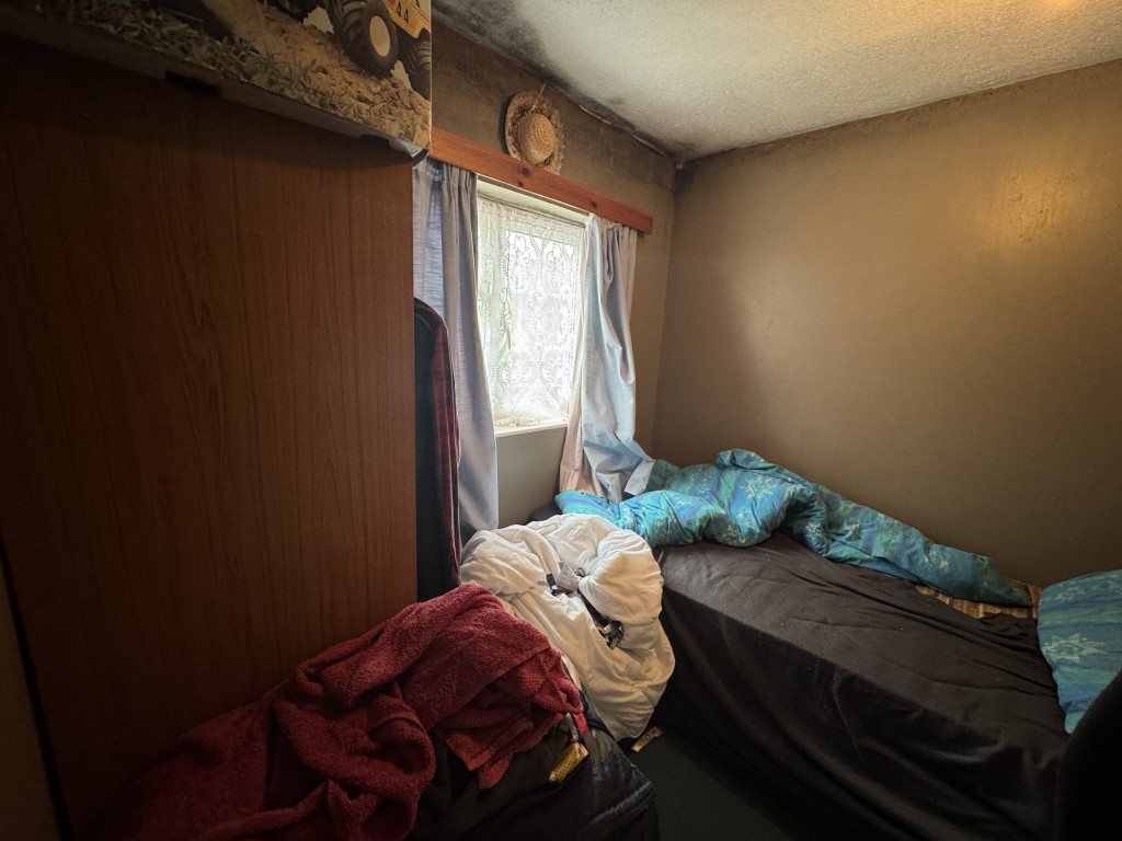 Lot: 112 - DETACHED COTTAGE FOR IMPROVEMENT - Bedroom three